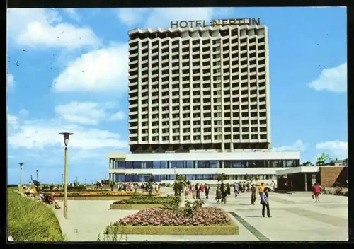 AK Rostock-Warnemünde, Hotel Neptun mit Vorplatz und Blumen