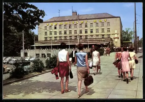 AK Karl-Marx-Stadt, Interhotel Chemnitzer Hof mit Passanten