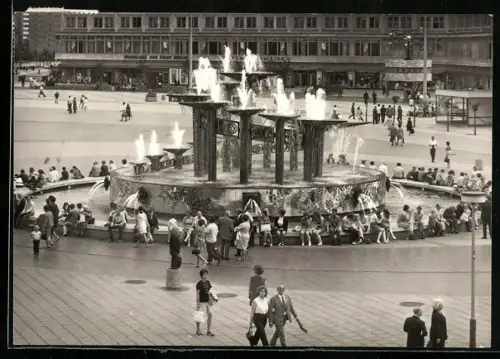 AK Berlin, moderne Architektur, Brunnen auf dem Alexanderplatz