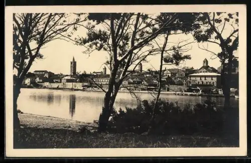 AK Rab, Ortspanorama mit Uferpartie