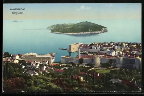 AK Dubrovnik, Teilansicht mit Stadtmauer und vorgelagerter Insel