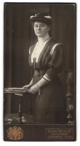 Fotografie Albin Meiche, Annaberg i. Sachs, Zickzackpromenade, Dame in eleganter Pose