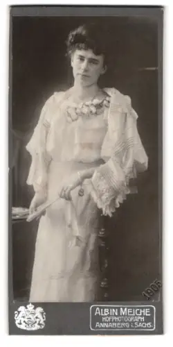 Fotografie Albin Meiche, Annaberg i. Sachs., Frau mit Fächer