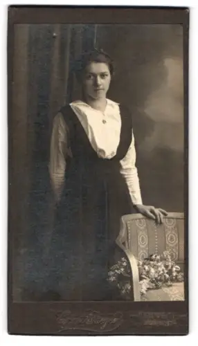 Fotografie Ernst Jaeger, Mittweida, Leisnitzerstrasse 4, junge Frau neben Stuhl