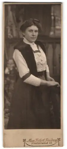 Fotografie Max Seifert, Freiberg, Poststrasse 11, Dame im eleganten Kleid