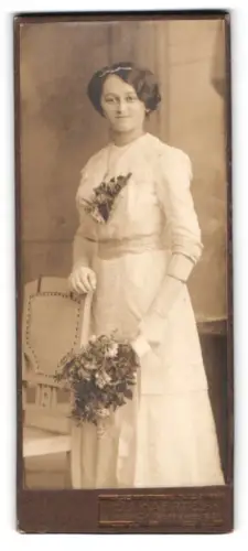 Fotografie Eli Haertel, Limbach Sa., Helenen-Strasse 37, elegante Dame in weissem Kleid