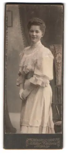 Fotografie Atelier Victoria, Leipzig, Rossplatz 6, Elegante Dame in weissem Kleid