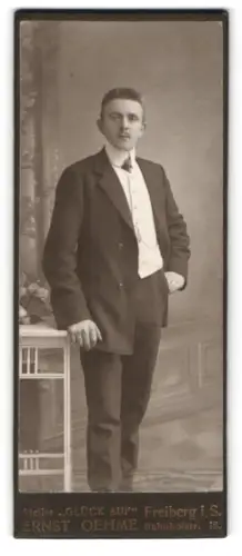 Fotografie Ernst Oehme, Freiberg, Bahnhofstrasse 18, Eleganter Herr mit Anzug