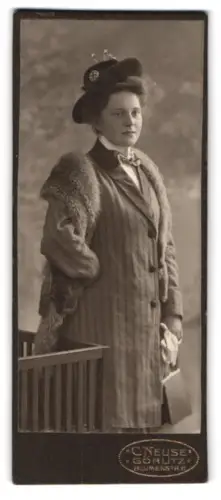 Fotografie C. Neuse, Görlitz, Blumenstrasse 8, Elegante Dame in zeitgenössischer Garderobe