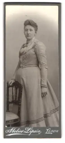 Fotografie Atelier Lipsia, Leipzig, Thomasring 15, Dame im eleganten Kleid