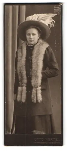 Fotografie Otto Mertel, Freiberg i.S., Frau mit elegantem Federhut