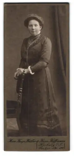Fotografie Max Hugo Müller & Herm Hoffmann, Freiberg, Fischer Str. 29, Dame in eleganter Pose