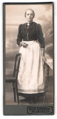 Fotografie Rich. Schlüter, Neuburg a.D., Frau in traditioneller Kleidung