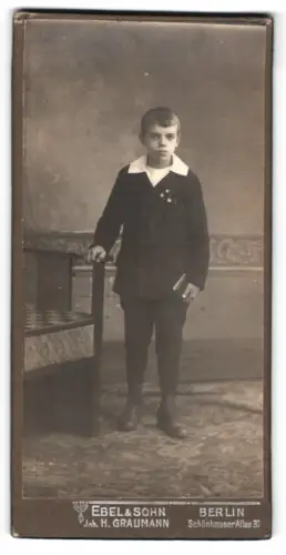 Fotografie Ebel & Sohn, Berlin, Schönhauser Allee 31, Junge im feinen Anzug