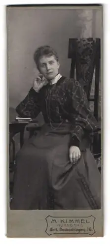 Fotografie M. Kimmel, Nürnberg, Hint. Beckschlagerg. 16, Portrait einer sitzenden Dame