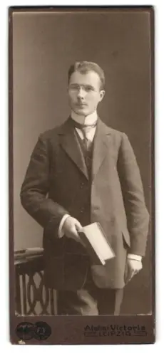 Fotografie Atelier Victoria, Leipzig, Mann mit Brille und Buch