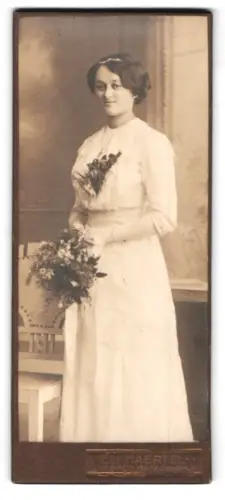 Fotografie Eli Haertel, Limbach Sa., Helenen-Strasse 37, Porträt einer Dame mit Blumenstrauss