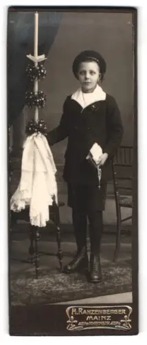 Fotografie H. Ranzenberger, Mainz, Rheinstrasse 43, Kommunion eines jungen Jungen