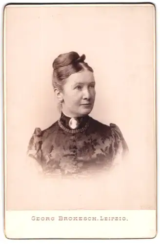 Fotografie Georg Brokesch, Leipzig, 2. Zeitzerstrasse 2, Porträt einer Dame mit Gemme