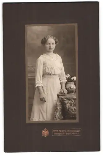 Fotografie Otto Hertel, Freiberg i. S., Erbischestrasse 11, Frau in elegantem Kleid