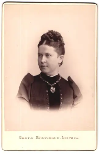 Fotografie Georg Brokesch, Leipzig, Zeitzerstrasse 2, Portrait einer Dame mit Hochsteckfrisur
