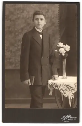 Fotografie Elite, Erfurt, Anger 21, Porträt eines jungen Mannes mit Blumenarrangement