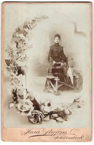 Fotografie Heinrich Steffens, Scharmbeck, Baustrasse, Dame mit Holzbank