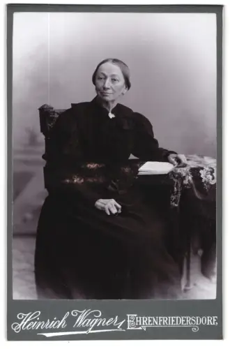 Fotografie Heinrich Wagner, Ehrenfriedersdorf, Würdevolle Dame mit Buch