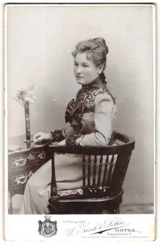 Fotografie W. Zink & Sohn, Gotha, Auguststrasse 7, Porträt einer jungen Frau im Stuhl