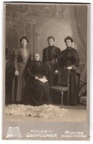 Fotografie Atelier Oberpollinger, München, Neuhauser Str. 44, Gruppe von Frauen in eleganter Kleidung