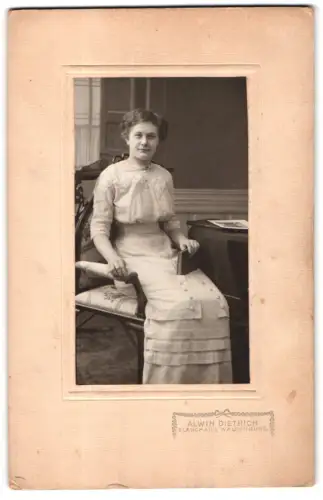 Fotografie Alwin Dietrich, Glauchau, Dame im eleganten Kleid auf Stuhl sitzend