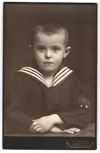 Fotografie Th. Eppler, Dresden, Hauptstrasse 24, Porträt eines Jungen im Matrosenanzug