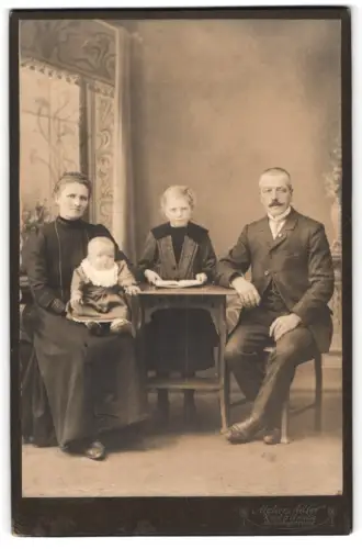 Fotografie Atelier Adler, Zwönitz i. Sa., Bahnhofstrasse, Familienportrait mit Kindern