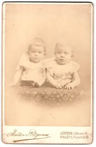 Fotografie Müller & Pilgram, Leipzig, Löhrstr. 11, Zwei Kleinkinder auf dekorativem Tisch