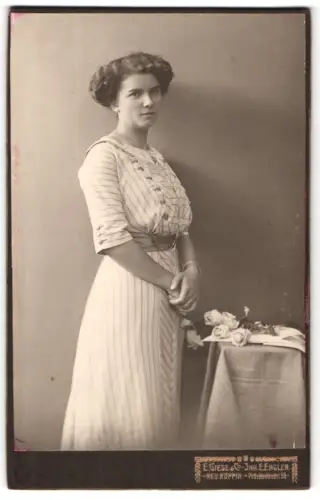 Fotografie E. Giese & Co., Neu Ruppin, Präsidentenstrasse 58, Dame im gestreiften Kleid