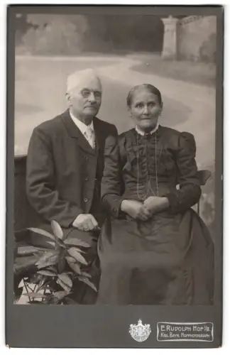 Fotografie E. Rudolph, Hof i. B., Altstadt-Lorenzstrasse 3, Älteres Paar auf einer Bank