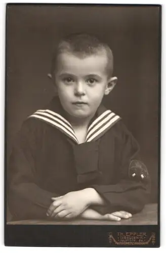 Fotografie Th. Eppler, Dresden, Hauptstr. 24, Porträt eines Kindes im Matrosenanzug
