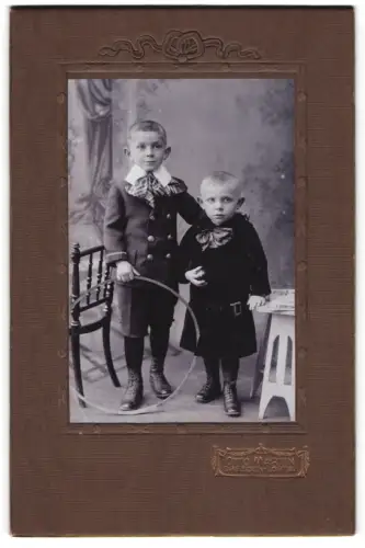 Fotografie Otto Martin, Dresden-Löbtau, Zwei Jungen mit Reifen