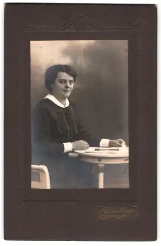 Fotografie Hermann Kotzsch, Dresden-Blasewitz, Frau am Tisch