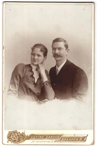 Fotografie Gustav Karsch, Dresden, Antonstrasse 2, Elegantes Paar in stilvoller Pose