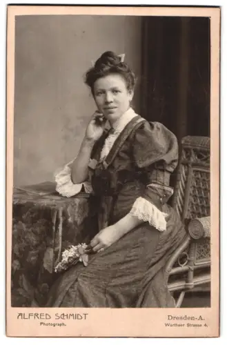Fotografie Alfred Schmidt, Dresden, Warthaer Strasse 4, Porträt einer Dame mit Blumenstrauss