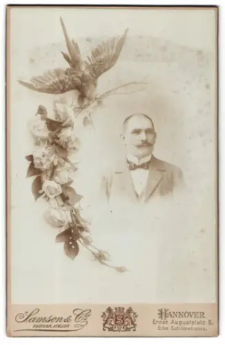Fotografie Samson & Co., Hannover, Ernst Augustplatz 5, Porträt eines Mannes mit Blumen und Vogel