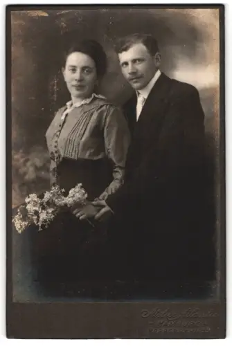 Fotografie Atelier Atlantic, Hamburg, Reeperbahn 56, Paar mit Blumenstrauss