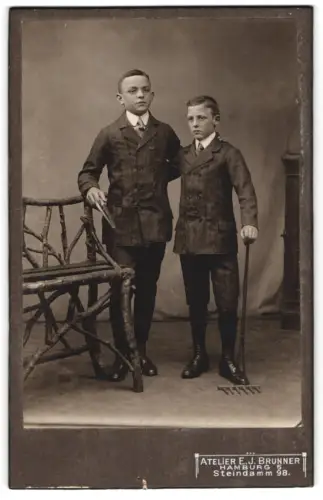 Fotografie E. J. Brunner, Hamburg, Steindamm 98, Zwei Jungen neben einem Stuhl