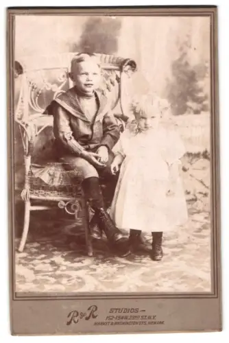 Fotografie R & R Studios, Newark, Washington St., Kinder auf einem Stuhl