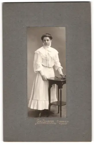 Fotografie Carl Schäfer, Elberfeld, Kipdorf 57, Frau in weissem Kleid