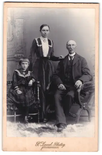 Fotografie P. Lund, Süderbrarup, Familie im Atelier
