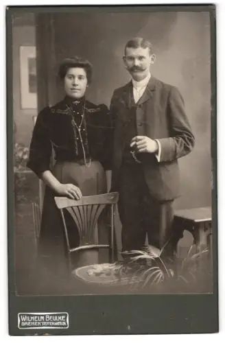 Fotografie Wilhelm Beulke, Bremen, Steffensweg 24, Ehepaar mit Stuhl