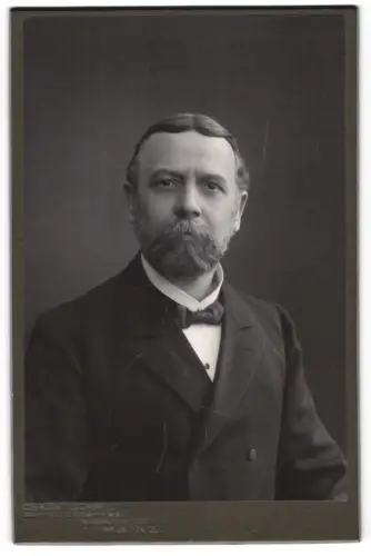 Fotografie Oskar Schmidt, Mainz, Neubrunnenstrasse 15, Porträt eines Mannes