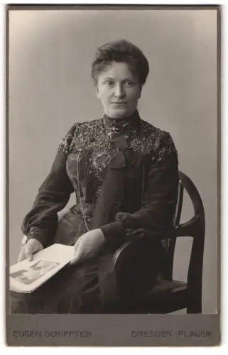 Fotografie Eugen Schiffter, Dresden-Plauen, Bienerstrasse 3, Dame mit elegant besticktem Kleid